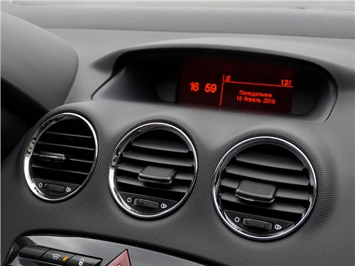 Peugeot 408 2012 центральный дисплей