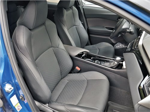 Toyota C-HR 2020 передние кресла