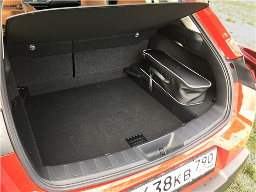 Предпросмотр lexus ux 250h (2019) багажное отделение