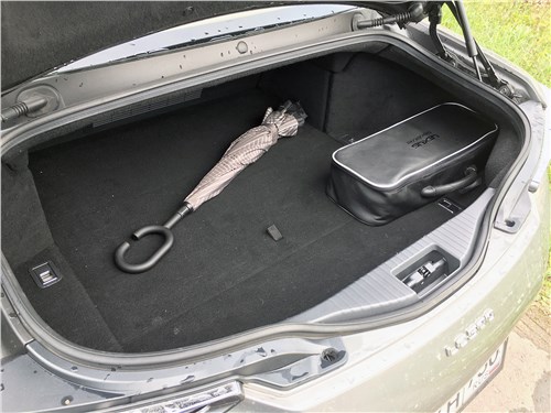 Lexus LC 500 (2021) багажное отделение