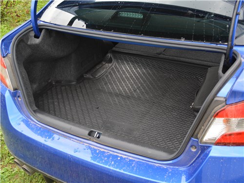 Subaru WRX STI (2018) багажное отделение