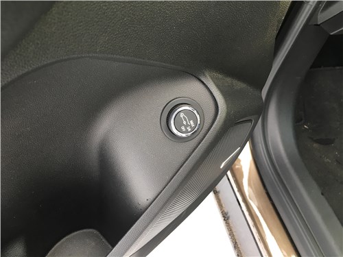 Chevrolet Trailblazer (2021) кнопка открывания багажника