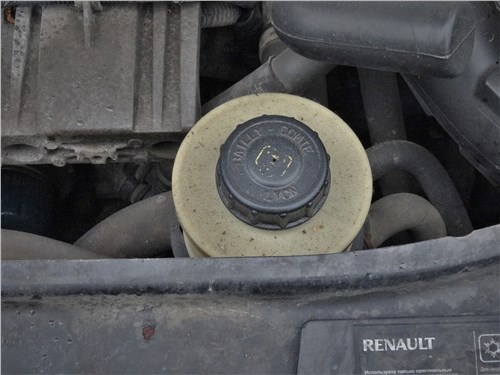 Renault Duster (2014) моторный отсек