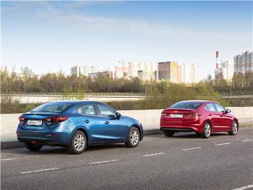Mazda 3 2017 и Hyundai Elantra 2017 вид сзади