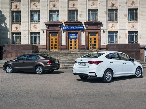 Hyundai Solaris 2017 и Volkswagen Polo Sedan 2016 вид сзади