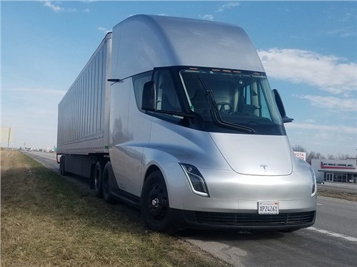 Новое детище Илона Маска — грузовик Tesla отправился в путь
