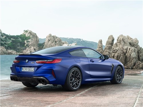 BMW M8 Competition Coupe 2020 вид сзади