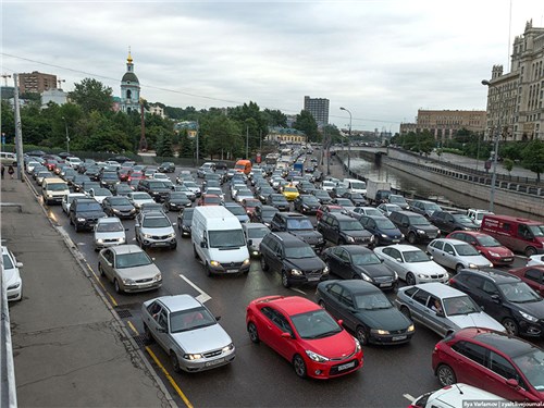 Власти предупредили о дорожном коллапсе в Москве