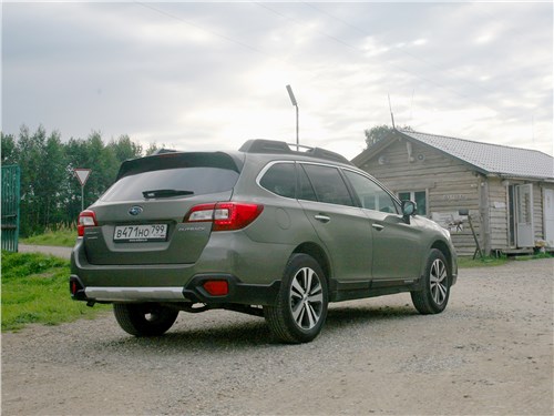 Subaru Outback 2018 вид сзади