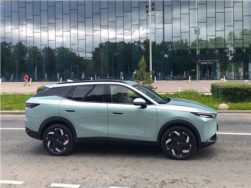 Omoda C7 (2024) вид сбоку