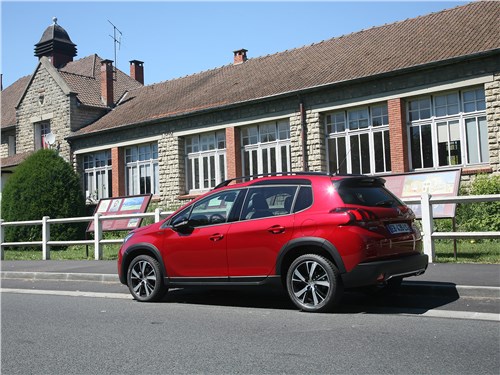 Peugeot 2008 2017 вид сбоку