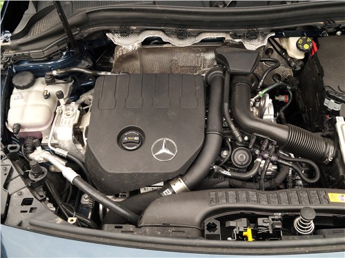 Mercedes-Benz B-Class 2019 моторный отсек
