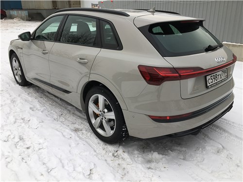 Audi e-tron (2020) вид сзади