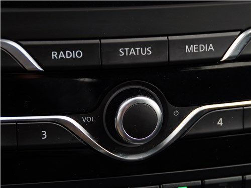 Infiniti Q30 2016 управление аудиосистемой
