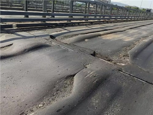 На трассе М5 положили пластилин вместо асфальта