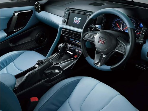 Перед уходом Nissan GT-R получит ограниченную серию с синим салоном 