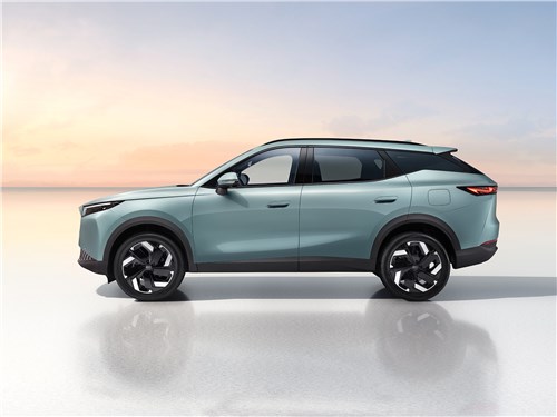 Omoda C7 (2024) вид сбоку