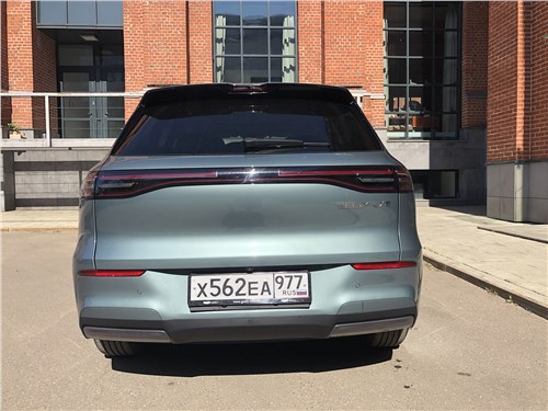 Geely EX5 (2025) вид сзади