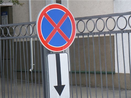 Московские власти отклонили идею разрешить такси и инвалидам остановку под запретом