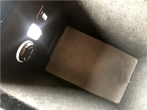 Aito Seres M7 (2023) бокс в подлокотнике