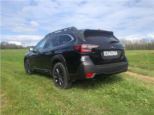 Subaru Outback (2022) вид сзади