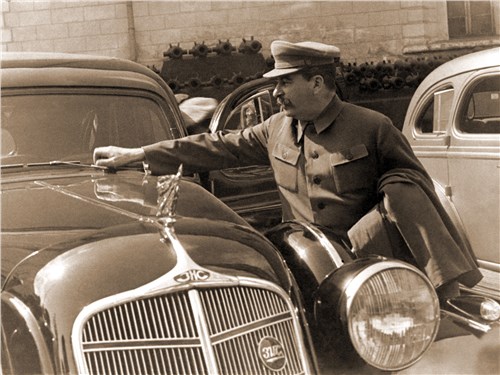 Показ в апреле 1936 г. опытных образцов ЗИС-101 правительственной комиссии под руководством Иосифа Сталина