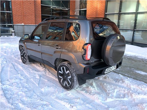 Предпросмотр lada niva travel (2025) вид сзади