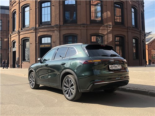 Geely EX5-EM-i (2025) вид сзади