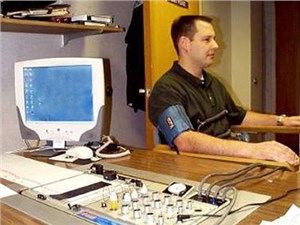 Инспекторов парковок и контроллеров проверят на детекторах лжи