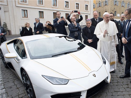 Папа Римский решил продать подаренный Lamborghini