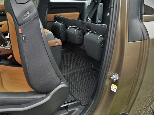 Land Rover Defender 90 (2020) передние кресла