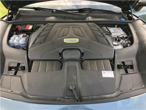 Porsche Cayenne Turbo S E-Hybrid Coupe 2020 моторный отсек