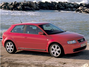 Audi S3 1999 вид сбоку