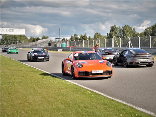 Автомобили Porsche на трассе Moscow Raceway