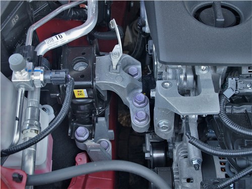 Toyota RAV4 (2019) моторный отсек