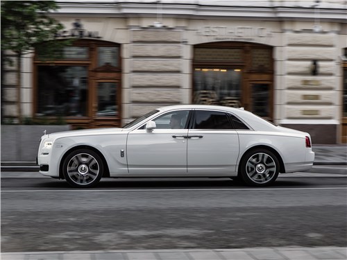 Rolls-Royce Ghost 2015 вид сбоку