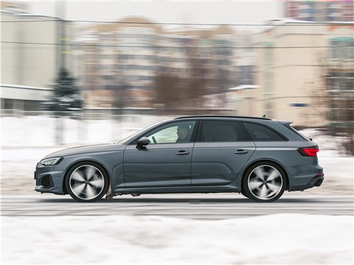 Audi RS4 Avant 2018 вид сбоку