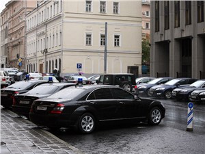 Депутаты требуют убрать сплошную полосу возле Госдумы