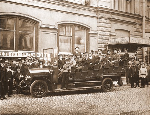 «Моторные омнибусы» вызывали повышенный интерес у петербургских обывателей