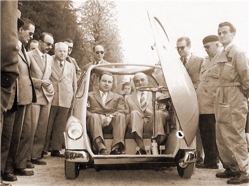 Ренцо Ривольта и Эрменеджильдо Прети (справа налево) в кабине Isetta