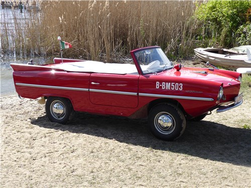 Amphicar имел заднемоторную компоновку, а в переднем отсеке, помимо топливного бака, находились обогреватель, запаска и набор инструментов