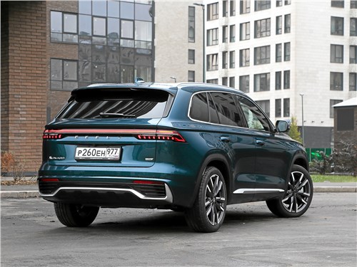 Geely Monjaro (2022) вид сзади