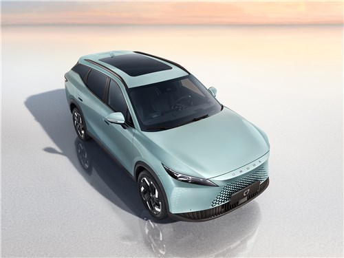 Omoda C7 (2024) вид спереди сверху