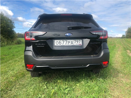 Subaru Outback (2022) вид сзади