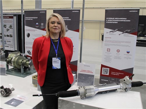 Александра Сумина, генеральный директор «Муроммашзавода», и новая рулевая рейка с электроусилителем