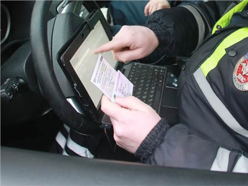 Российским водителям разрешили показывать права и СТС по QR-коду через «Макс»