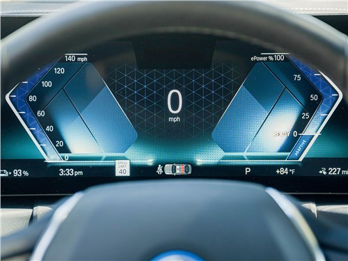 BMW i4 M50 (2022) приборная панель