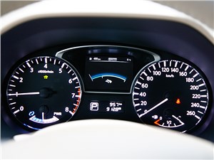 Nissan Pathfinder 2012 приборная панель