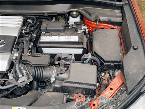 Lexus UX 200 2019 моторный отсек