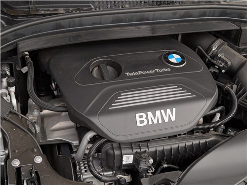 BMW 2 Series Active Tourer 2017 моторный отсек
